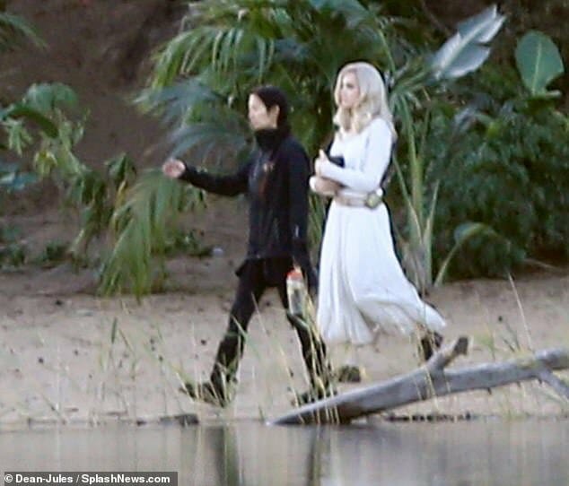 Es revelada las primera imagenes en el set de Eternals con Angelina Jolie 11 6 1