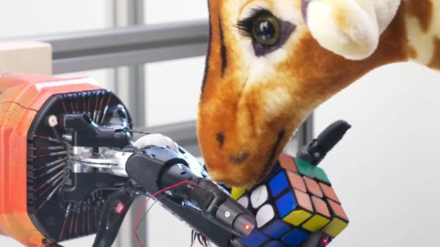 Mano de Robot resuelve el cubo de Rubik 5 109249112 whatsubject