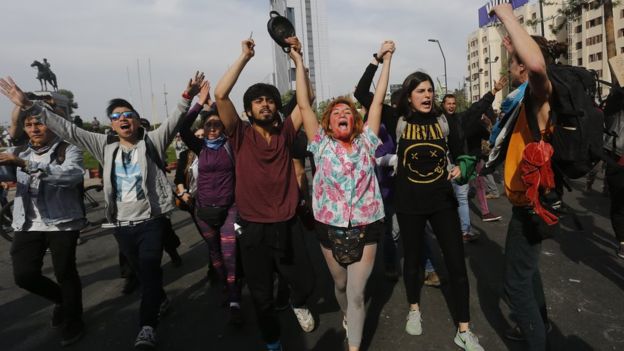 Chile: Protestas deja cinco muertos y saqueadores incendian fábrica de ropa 6 109306897 a42188c6 53d1 40cf ae8f a48210bb7689