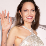 Angelina Jolie impacta con su vestido plateado Tokio 5 Screenshot 2 4