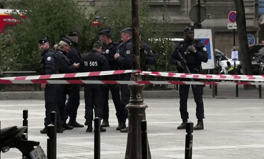 Paris: hombre armado con cuchillo mata a cuatro policial en la jefatura 7 Screenshot 3 2