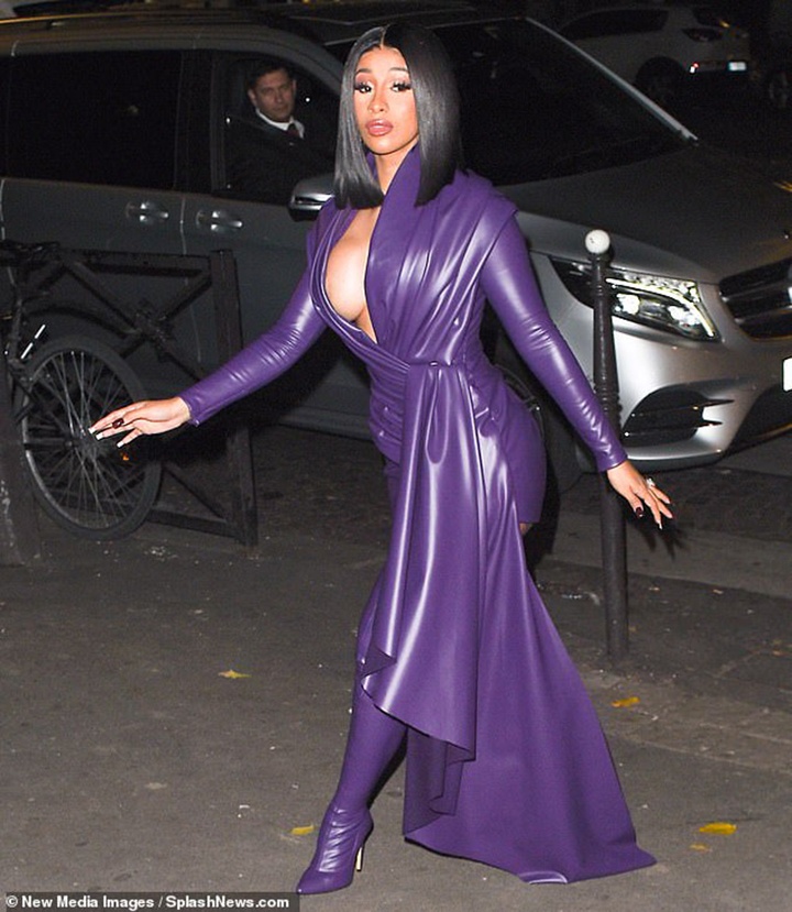 Cardi B dejó a la vista sus atributos con el escotado vestido 9 cardi b 4