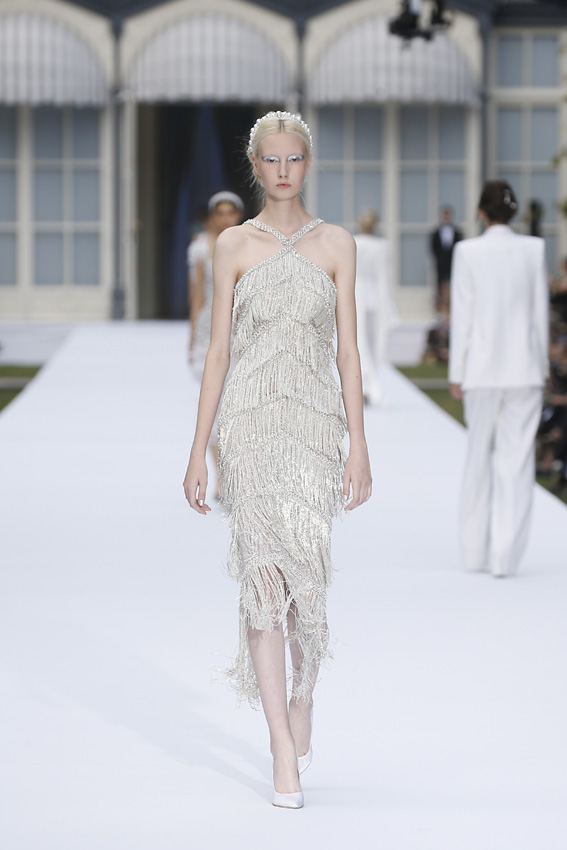Angelina Jolie impacta con su vestido plateado Tokio 8 ralphrusso z