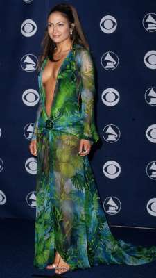 El icónico vestido de Jennifer Lopez está en medio de una demanda legal 5 BBXtGeI