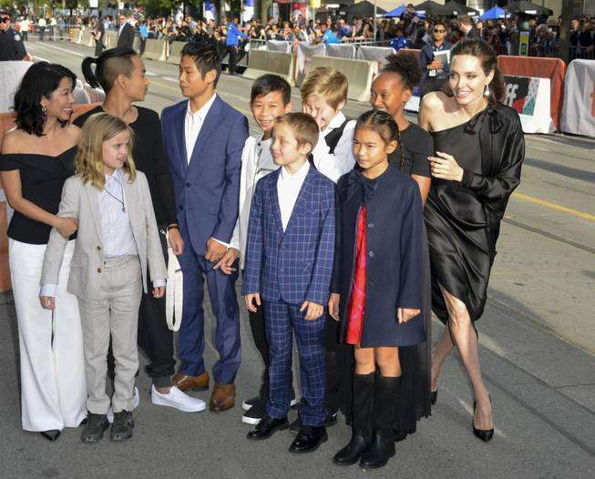 Angelina Jolie, es acusada de cruel y ladrona por ex empleada sorda 7 AAK7O8s