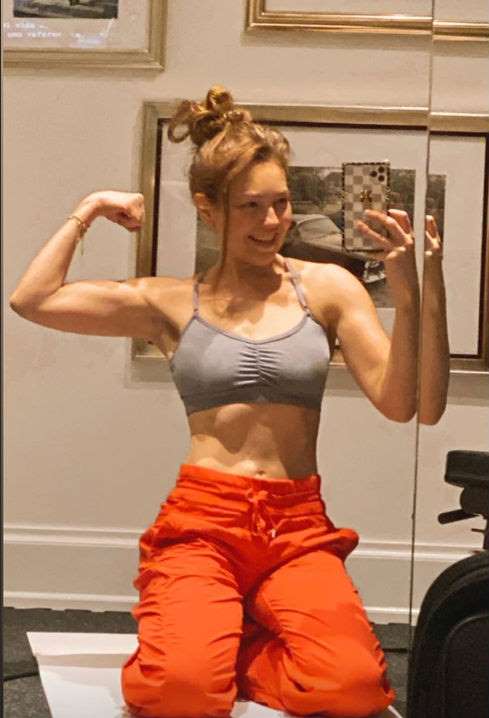 Thalía compartió una foto de su musculoso cuerpo e impresionó a sus seguidores 5 BBY2Gjp