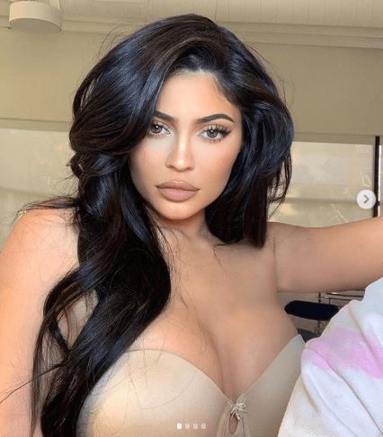 Kylie Jenner, y su impresionantes vestidos para ella y su hija Stormi 9 Screenshot 1 13