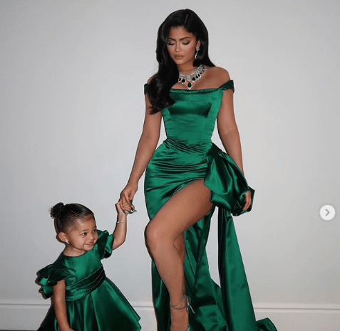Kylie Jenner, y su impresionantes vestidos para ella y su hija Stormi 10 Screenshot 2 10