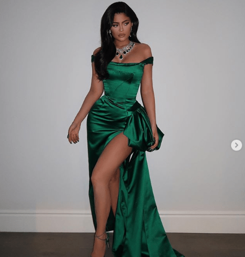 Kylie Jenner, y su impresionantes vestidos para ella y su hija Stormi 11 Screenshot 5 3