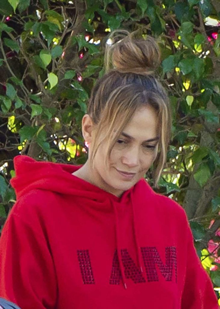 Jennifer Lopez luciendo pantuflas y sin maquillaje 10 BB106EoY
