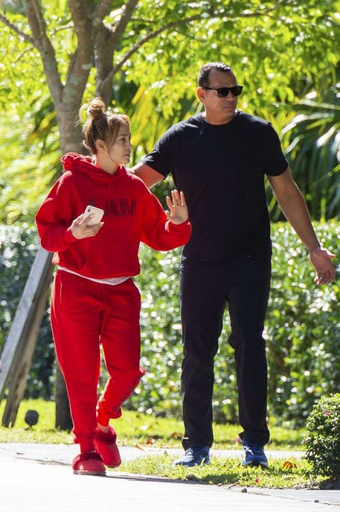 Jennifer Lopez luciendo pantuflas y sin maquillaje 8 BB106QRq