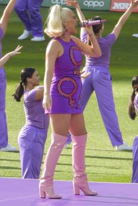 Katy Perry presumiendo su embarazo 5 BB10X2M8