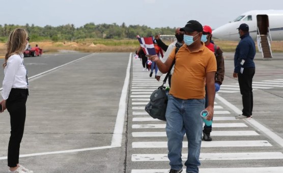 Llegan al país a 26 dominicanos varados en Las Bahamas 6 Screenshot 10 5