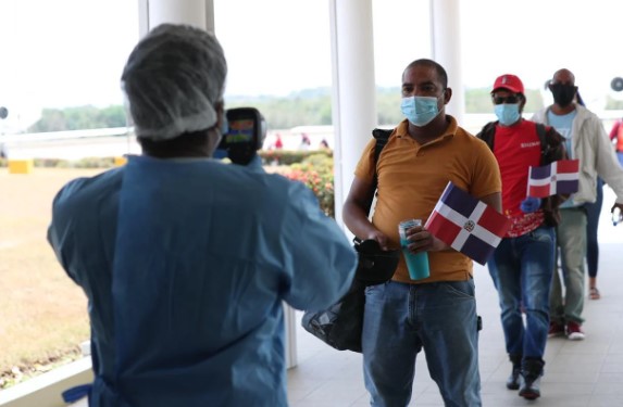 Llegan al país a 26 dominicanos varados en Las Bahamas 7 Screenshot 12